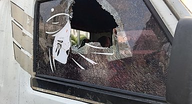Pazarcı, ucuz karpuz satan rakip esnafın kamyonetinin camlarını kırdı