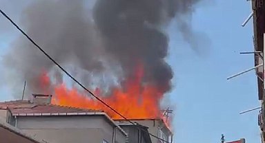 Pendik'te 5 katlı binanın çatısında yangın -1