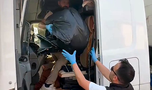 Polisin takibiyle durdurulan TIR'da 24 kilo skunk ele geçirildi