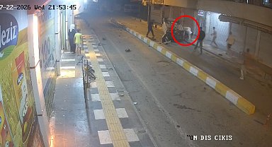 Refüje çarparak takla atan otomobilin sürücüsü yaralandı; kaza kamerada