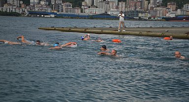 Rize'de 15 Temmuz şehitleri anısına kulaç attılar