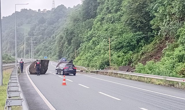 Rize'de dev kayalar sahil yoluna düştü