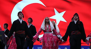 Samsun'da 36'ncı Uluslararası Halk Oyunları Festivali başladı