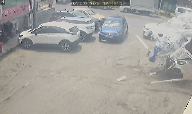 Sarıyer'de fren yerine gaza basan cip sürücüsü 5 araca çarptı; kaza kamerada