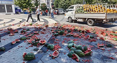 Satışına izin verilmediğini öne sürdüğü karpuzları belediye önünde parçaladı