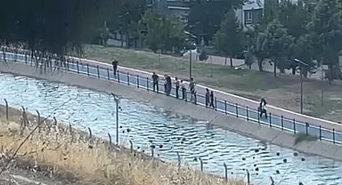 Selfie çekerken sulama kanalına düşen çocuğu çevredekiler kurtardı