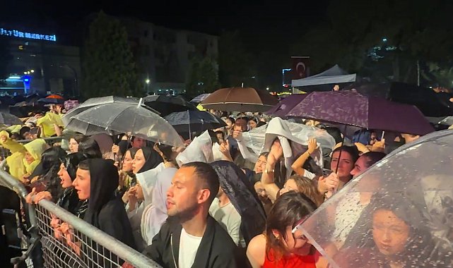 Semicenk konserine gelenler sağanak yağmura rağmen alandan ayrılmadı