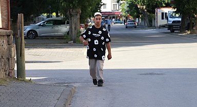 Serebral palsili Mahmut, her gün 1,5 kilometre mesafedeki camiye gidip geliyor