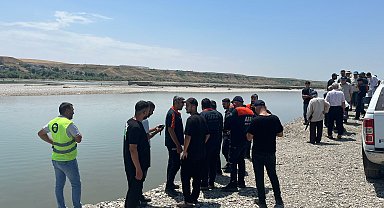 Serinlemek için girdiği çayda kayboldu