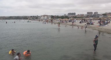 Silivri'de hafta sonu plaj yoğunluğu; rüzgara rağmen denize girdiler