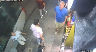 Sirkeci'de tramvayın turiste çarptığı anlar kamerada: Yavaş gitmesi lazım