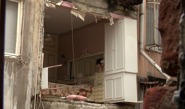 Şişli'de binanın duvarı çöktü; mahalleli deprem oldu zannetti