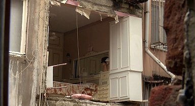 Şişli'de binanın duvarı çöktü; mahalleli deprem oldu zannetti