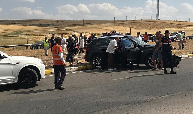 Sivas'ta iki otomobil çarpıştı: 1 ölü, 8 yaralı