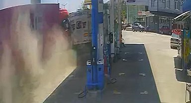 Şoförünü arı sokan TIR akaryakıt istasyonuna daldı; kaza kamerada