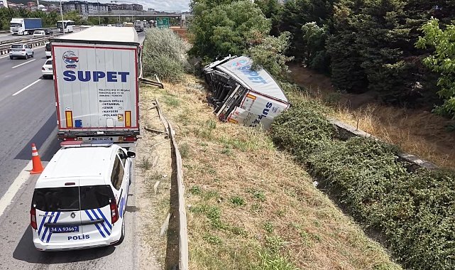 Sultanbeyli TEM Otoyolu'nda devrilen TIR dronla görüntülendi