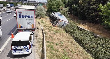 Sultanbeyli TEM Otoyolu'nda devrilen TIR dronla görüntülendi