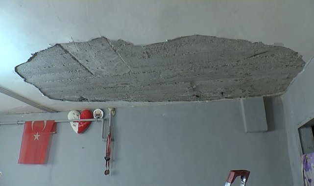 Sultangazi'de evin tavanı oyun oynayan çocuğun üzerine çöktü; iki gün sonra su bastı