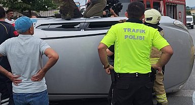 Sultangazi'de orta refüje çarpan otomobil devrildi; kaza kamerada
