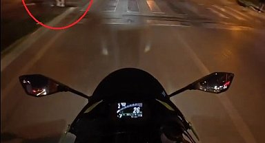 Sürücüsünün sarı ışıkta geçmek istediği hafif ticari araç, kaldırıma çıktı; yayalar tehlike atlattı