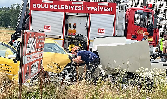 Taksi ile otomobil çarpıştı: 5 yaralı