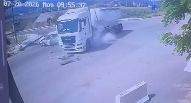 Tanker ile otomobilin çarpıştığı kaza kamerada; 2 yaralı