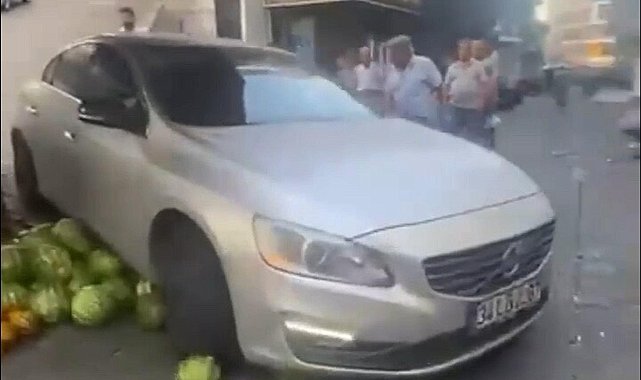 Tartıştığı pazar esnafının sergideki karpuzlarını otomobiliyle ezdi