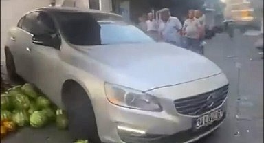 Tartıştığı pazar esnafının sergideki karpuzlarını otomobiliyle ezdi