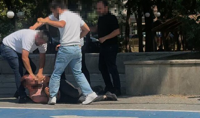 Tartıştıkları kişiyi döven 4 kişi gözaltına alındı; olay kamerada