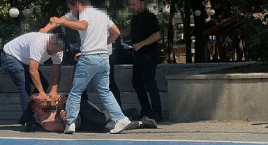 Tartıştıkları kişiyi döven 4 kişi gözaltına alındı; olay kamerada