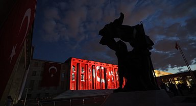 TBMM binasına 15 Temmuz'un 10'uncu yılında şehitlerin fotoğrafı yansıtıldı