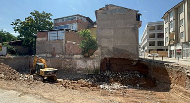 Temel kazısında toprak kaydı, 2 katlı binada yaşayanlar tahliye edildi