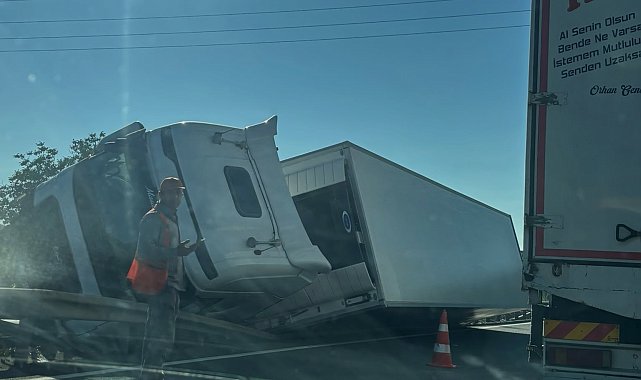 TIR, refüjdeki bariyerlere çarpıp devrildi; 1 yaralı