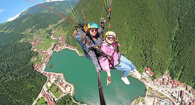Trabzon'da Uzungöl semalarında yamaç paraşütü heyecanı