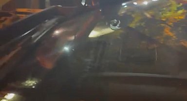 Trafik polisi aracına sıkışan kedi, çekiciyle kurtarıldı
