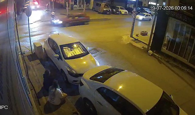 Trafik polisinin önünde motosiklet ile otomobil çarpıştı: O anlar kamerada