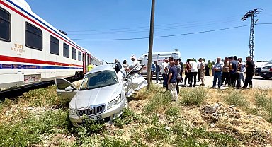 Tren, hemzemin geçitte otomobile çarptı: 3 yaralı