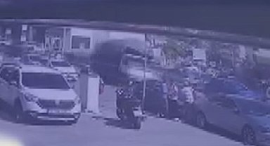 Tuzla'da malzeme yüklü kamyonet yola devrildi: kaza kamerada