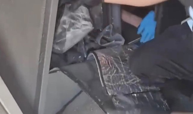 Tuzla'da yolcu otobüsündeki gizli bölmede 120 ruhsatsız silah ele geçirildi