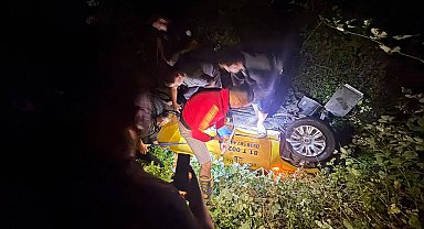 Uçuruma yuvarlanan taksinin şoförü yaralandı