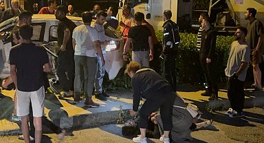 Ümraniye'de hafriyat kamyonu ile otomobil çarpıştı: 1'i ağır 4 yaralı