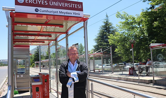 Üniversitedeki durakta görev yaparken öğrencilerden etkilendi; hayali olan gazeteciliği okuyup mezun oldu