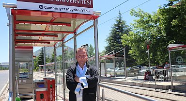 Üniversitedeki durakta görev yaparken öğrencilerden etkilendi; hayali olan gazeteciliği okuyup mezun oldu
