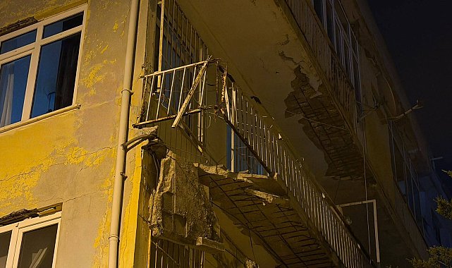 Üsküdar'da balkonunda kısmi çökme meydana gelen 4 katlı bina mühürlendi