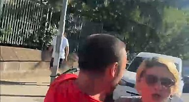 Üsküdar'da motosiklet sürücüsü ile skuterli çiftin kavgası kamerada