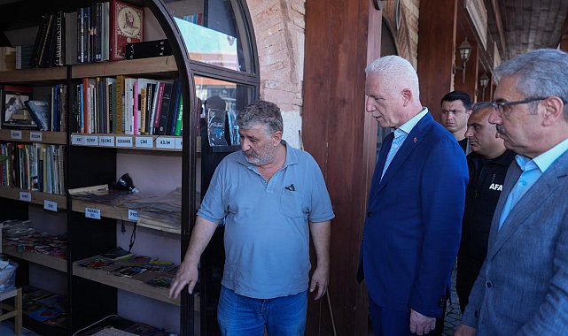 Vali Gül, su baskını yaşanan Üsküdar Sahaflar Çarşısı'nı ziyaret etti
