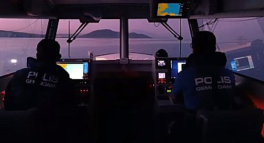 Van Gölü'nde mahsur kalan 7 kişiyi, deniz polisi kurtardı