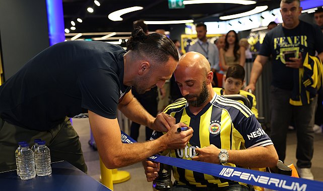 Vedat Muriqi imza gününde Fenerbahçeli taraftarlarla buluştu