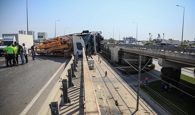 Yan yatan beton pompası kamyonu, üst geçitte asılı kaldı