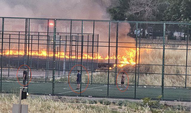 Yangına rağmen futbol oynamaya devam ettiler; o anlar kamerada